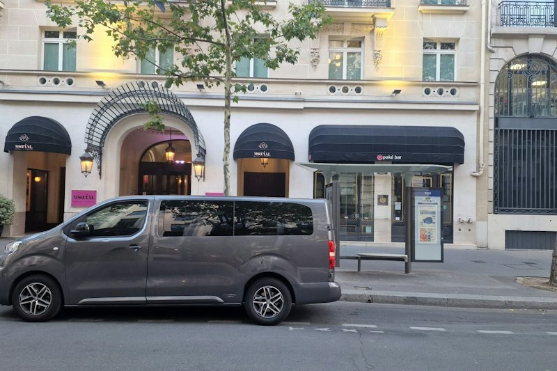 Paris: Private Shuttle Transfer from CDG Airport to Hotel